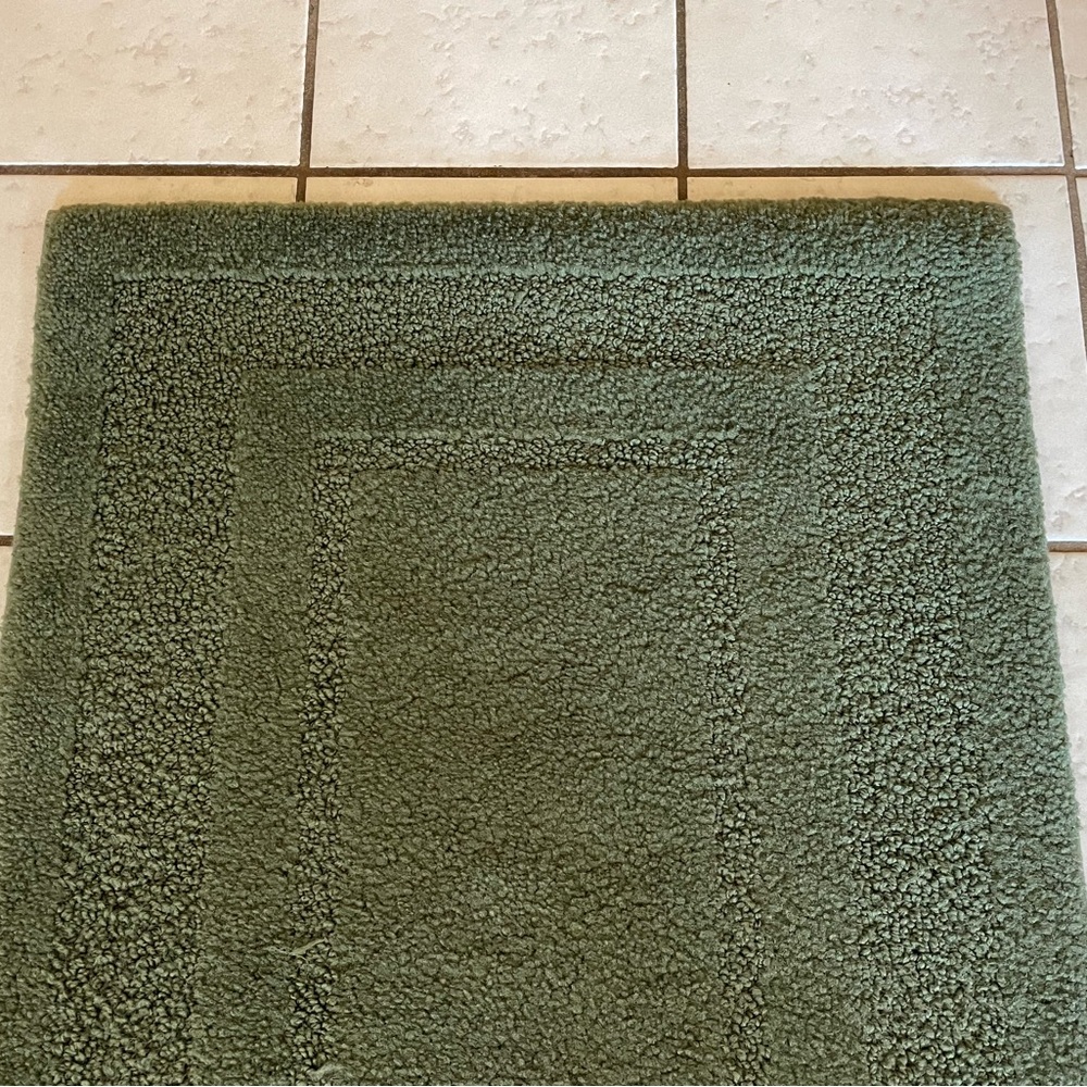 20”x34” Forest Green Racetrack Bathmat / Rug - Picture 3 of 7